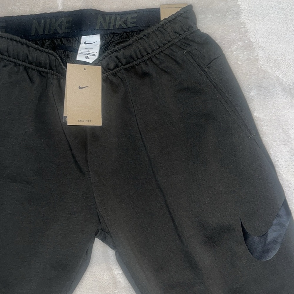 Nike Men’s Sequoia/black dri-fit tapered training pants Large